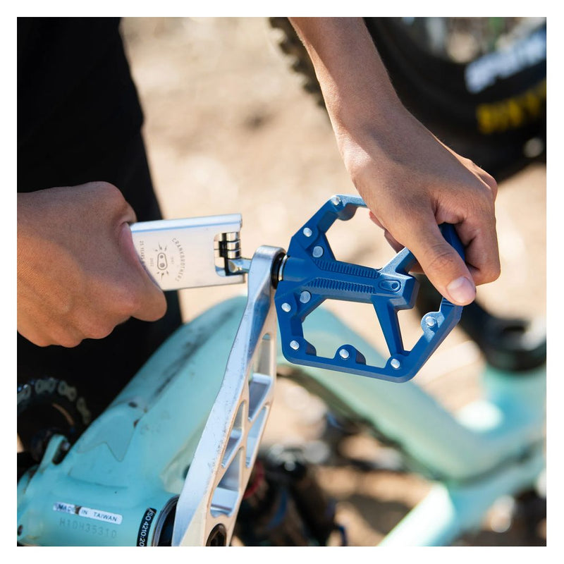 Crankbrothers_Stamp_1_v2_Pedals_Navy_Detail_3.jpg