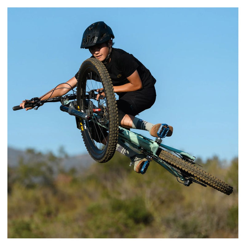 Crankbrothers_Stamp_1_v2_Pedals_Navy_Lifestyle_1.jpg