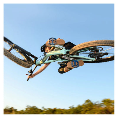Crankbrothers_Stamp_1_v2_Pedals_Navy_Lifestyle_2.jpg